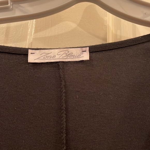 Gorgeous over top with split bottom half and half zipper!Small great details - Picture 4 of 5